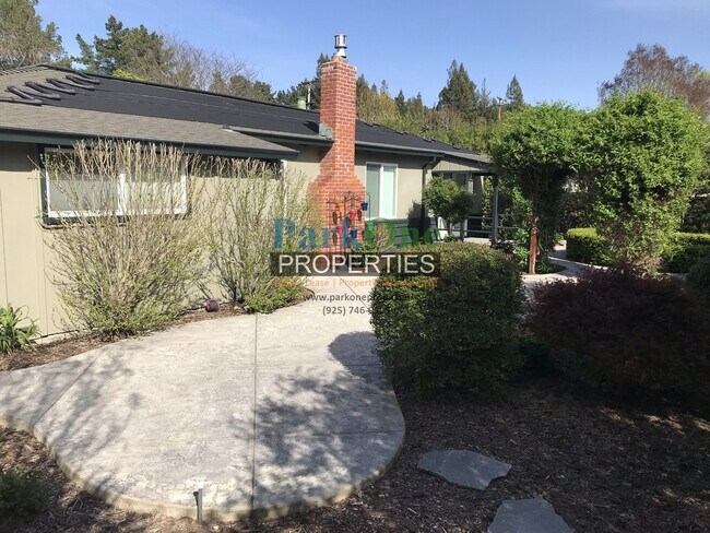Building Photo - Gorgeous Cul De Sac home in Orinda