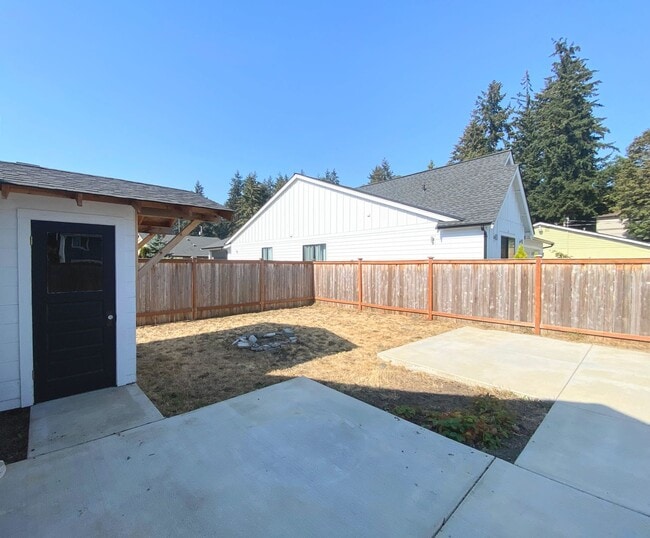 Building Photo - Gorgeous remodeled 4 bed 2.5 bathroom home!