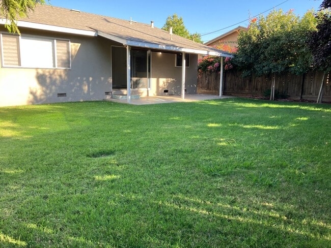 Building Photo - 2009 Reseda Ln