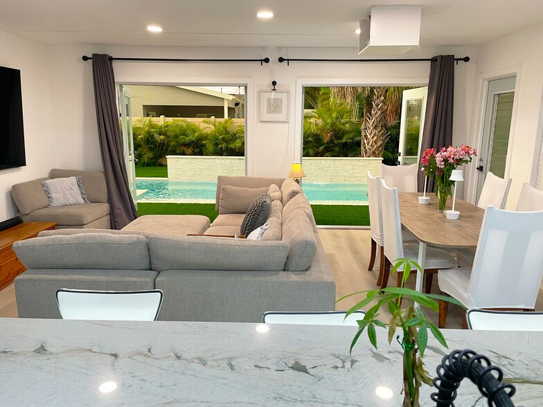 Building Photo - 5901 28th Ave N