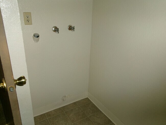 Building Photo - 3140