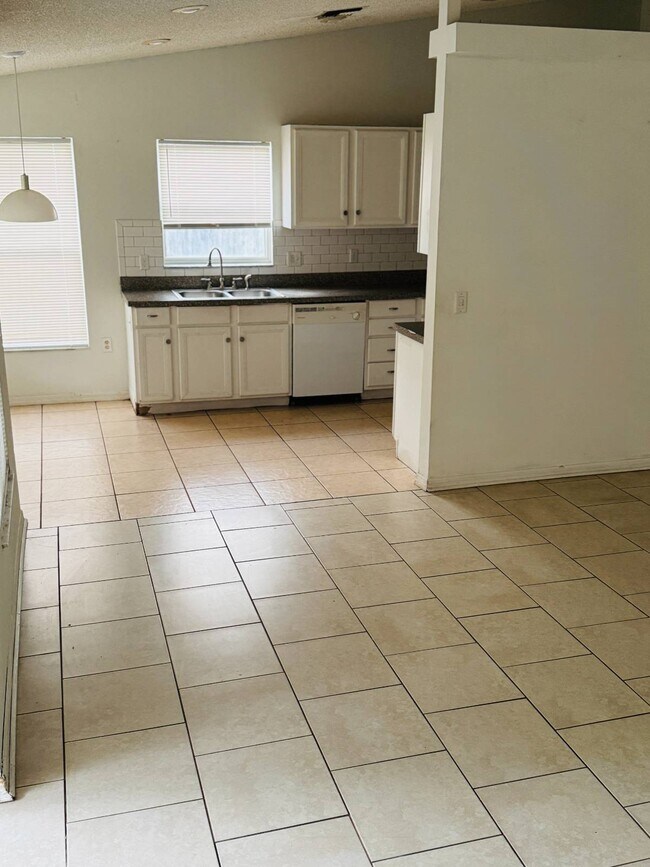 Building Photo - 810 Veronica Cir