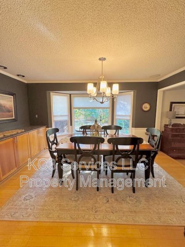 Building Photo - 615 E 101st Ter