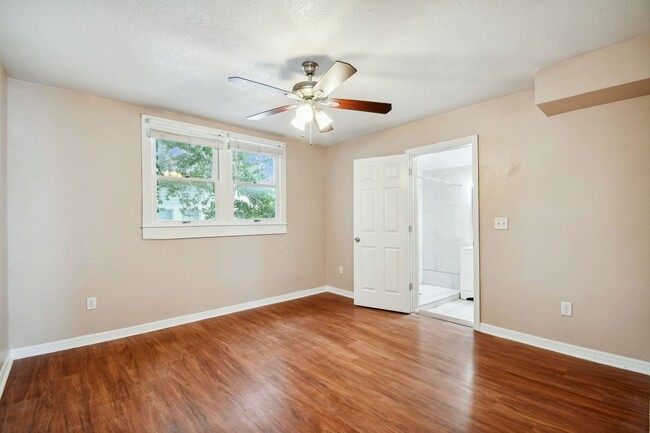 Building Photo - Historic Ybor City Bungalow!