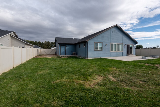 Building Photo - 2803 Tamarack St