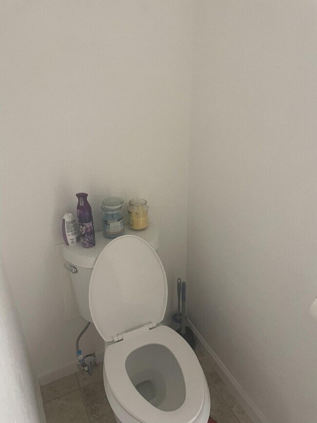 Building Photo - 521 Hoyt St