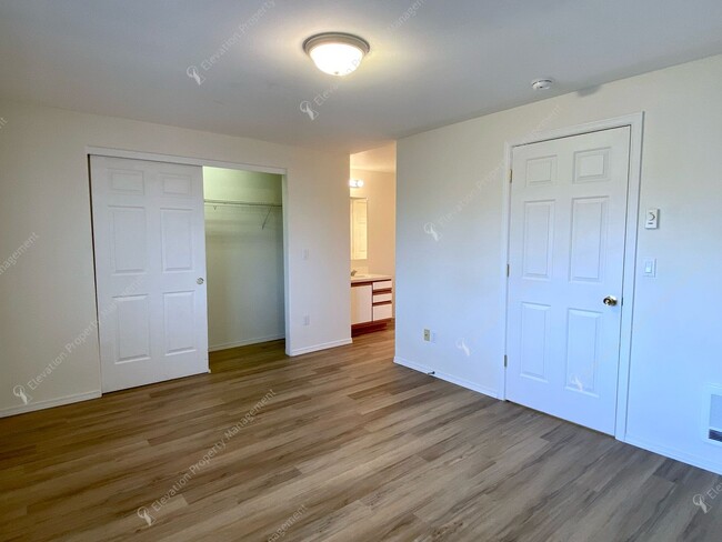 Building Photo - 2BR - 1.5BA Townhouse Living in the Heart ...