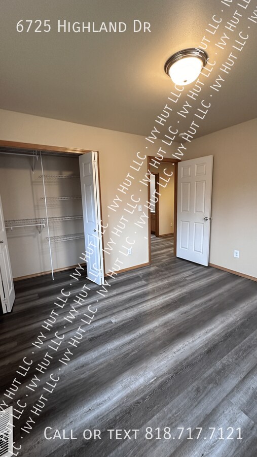 Building Photo - 6725 Highland Dr