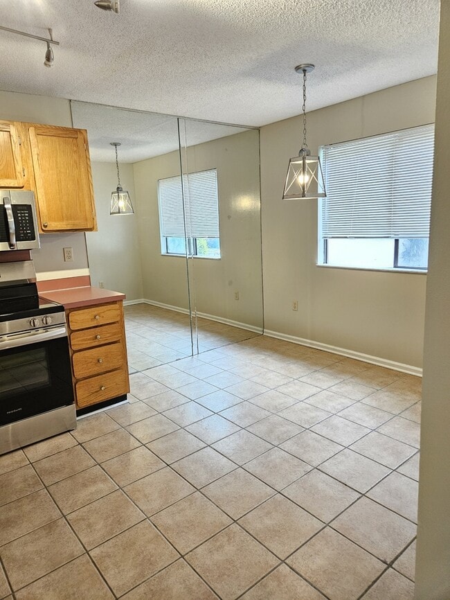 Building Photo - 2 Bedroom Condo
