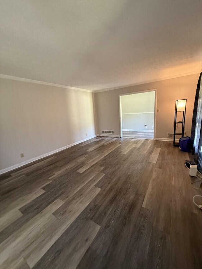 Building Photo - "Charming 3-Bedroom Retreat with 2 Full Ba...