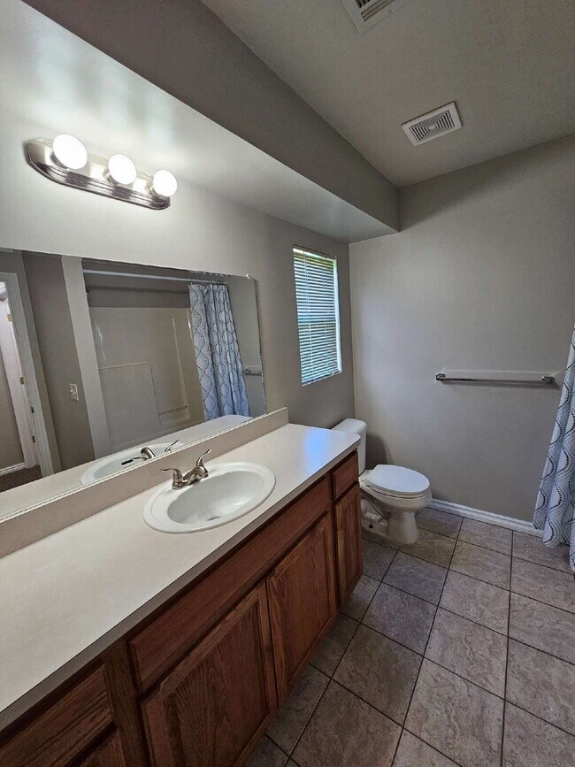 Building Photo - 1st Floor Condo w/ Large Living Room "New Carpet" "Freshly Painted" w/ Eat In Kitchen and All App...