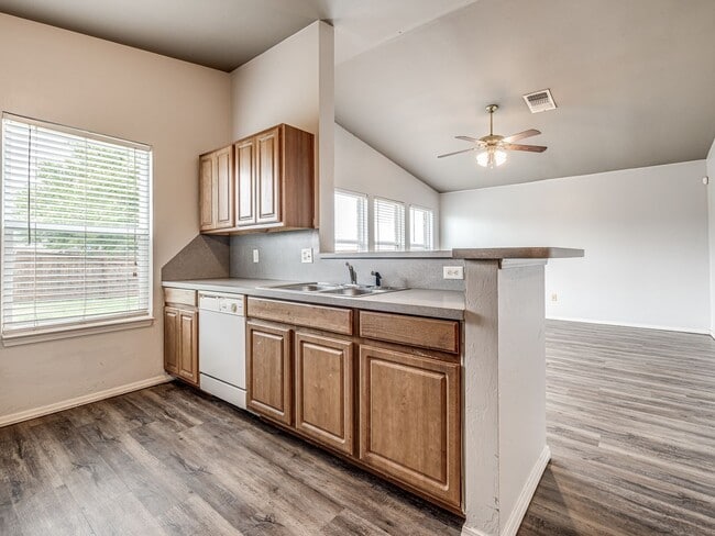 Building Photo - Charming Home in Edmond + Edmond Schools