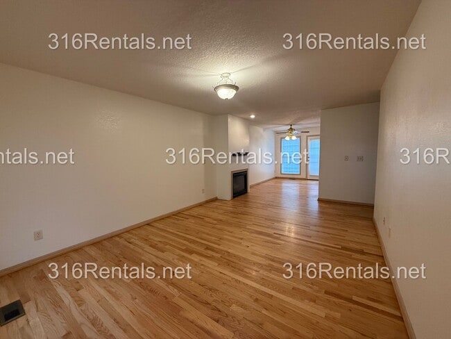 Building Photo - $1,595 - 3 bed 2 bath - Beautiful Remodeled Duplex Home Available Now!