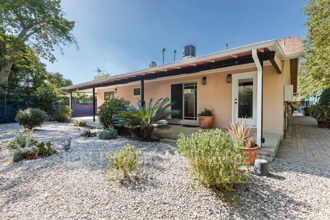 Building Photo - Stunning 3bd Home with Private Outdoor Oasis