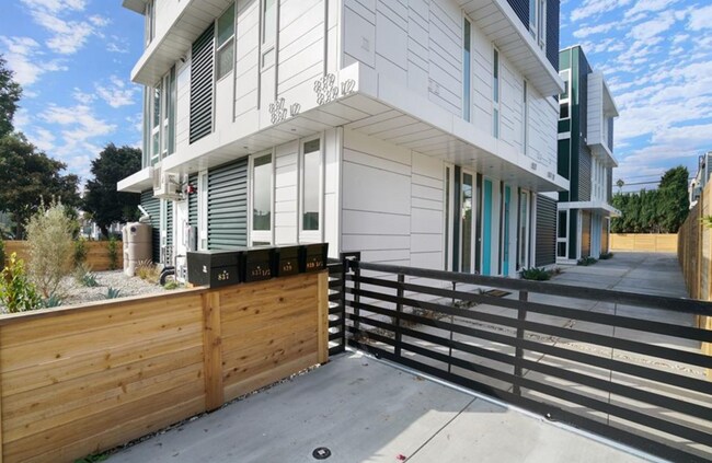 Building Photo - 837 N Kingsley Dr