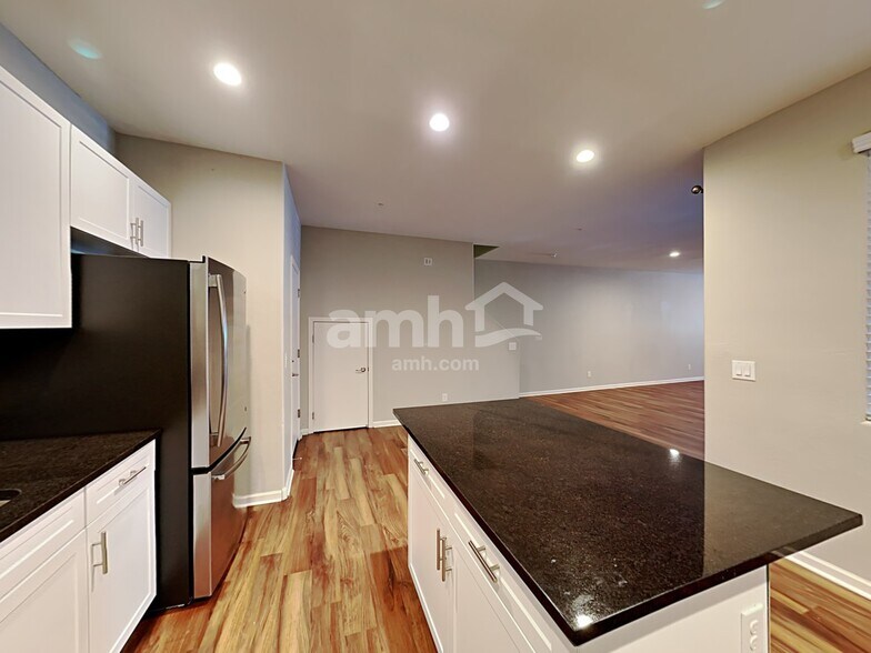 Building Photo - 20727 W Stone Hill Rd