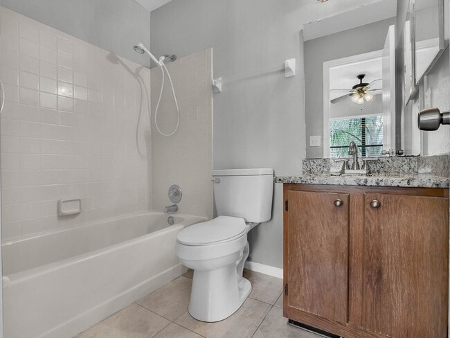 Building Photo - Newly Renovated 2/2.5 Townhome in Winter S...