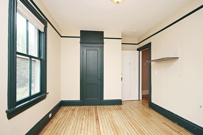 Building Photo - Charming Pet-Friendly Downtown Home Near UVA Medical Center