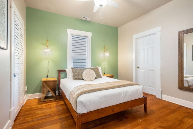 Building Photo - 720 NE 47th St