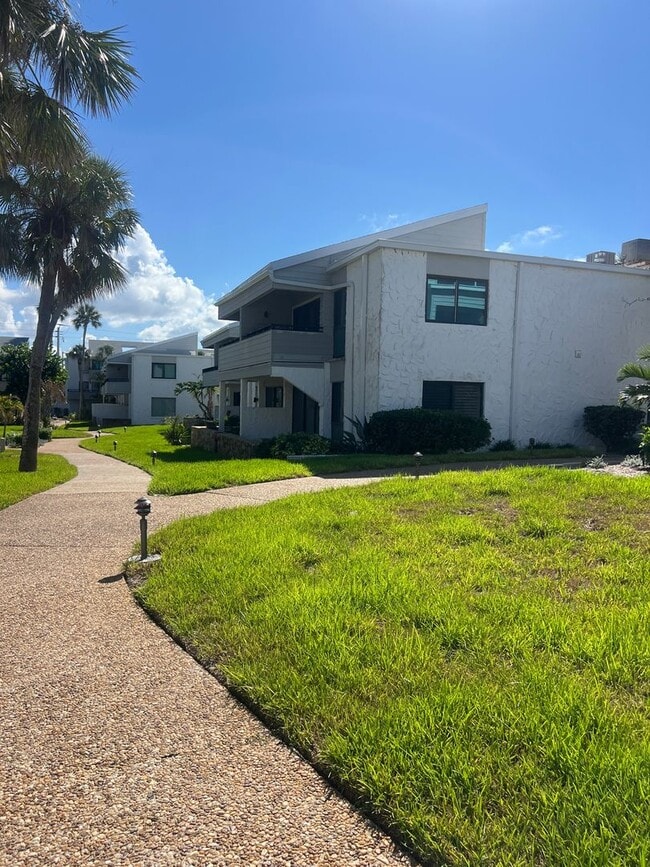 Building Photo - Venice, FL Rental on the Island Available ...