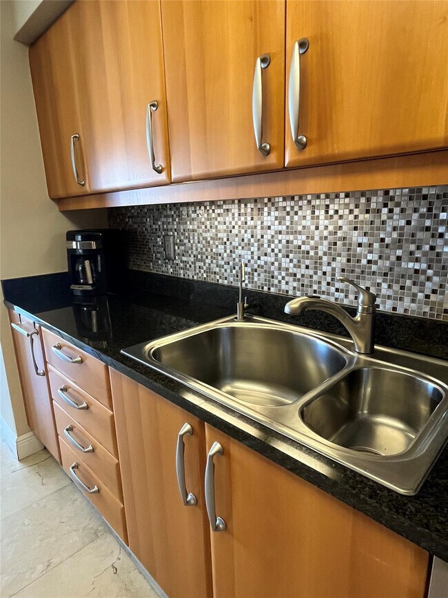 Building Photo - 16500 Collins Ave