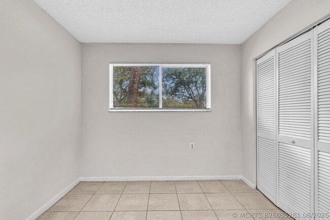 Building Photo - 1020 Lake Victoria Dr