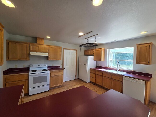Building Photo - Port Ludlow Farmhouse for Rent, Freshly Updated and Available Now!