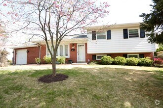 Building Photo - Spectacular 4 Bedroom, 3.5 SFH - Fenced Ya...