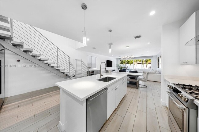 Building Photo - 817 NE 17th Way