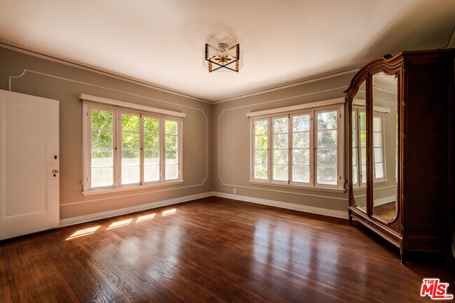 Building Photo - 1004 N Beverly Dr