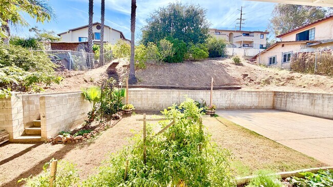 Building Photo - 1280 Alturas Rd