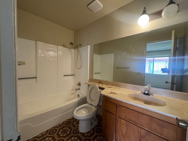 Building Photo - 533 Montecito Ave