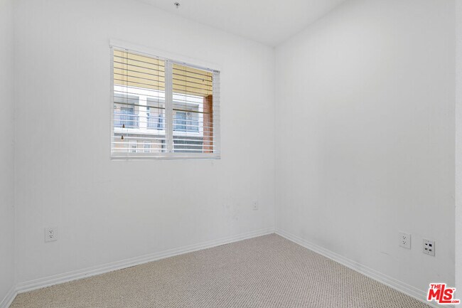 Building Photo - 6020 S Seabluff Dr