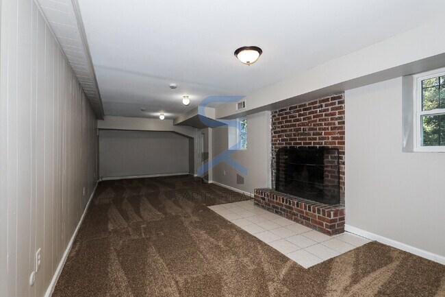 Building Photo - 5425 Skyview Dr SW