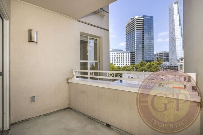 Building Photo - 140 S Van Ness Ave