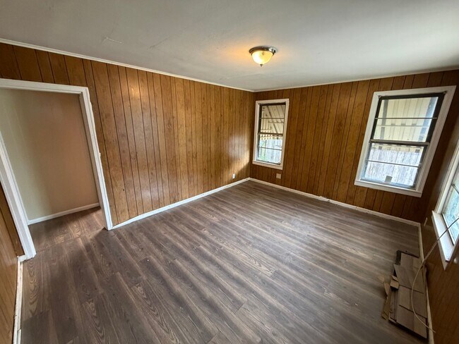 Building Photo - Spacious 3 Bedroom Home