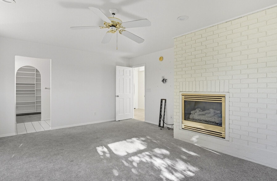 Building Photo - 298 S Staci Ct