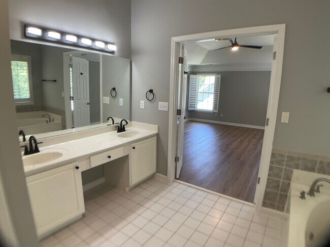 Building Photo - Absolutely Stunning Rare Rental in Hope Va...
