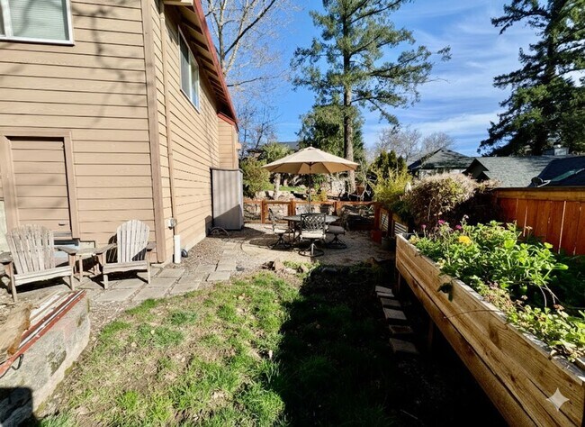 Building Photo - Spacious SW Tigard Retreat with Entertainer’s Backyard & Modern Chef’s Kitchen