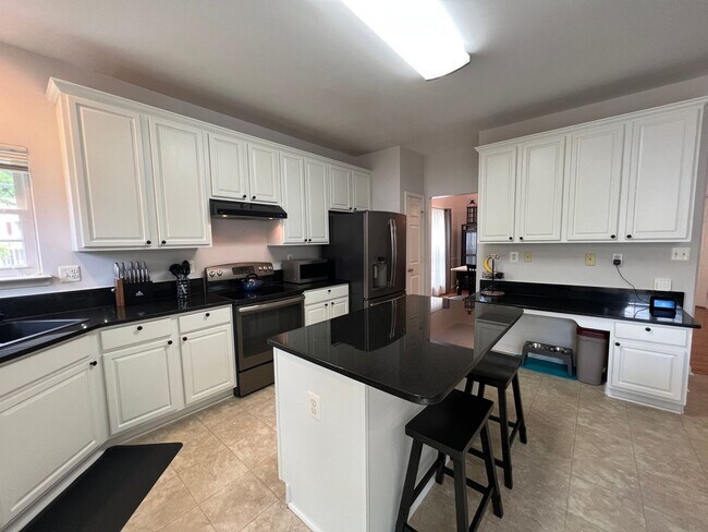 Building Photo - Impressive 4 Bedroom 3.5 Single-Family Hom...