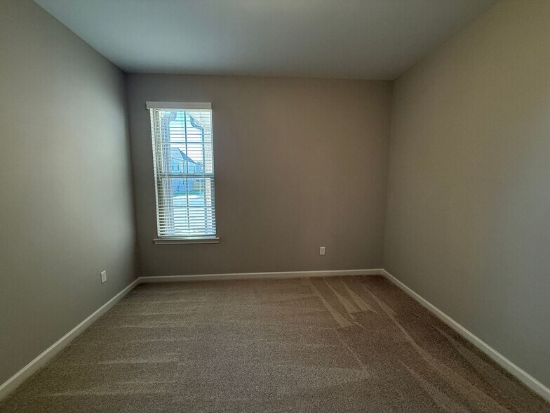 Building Photo - 592 Holden Dr