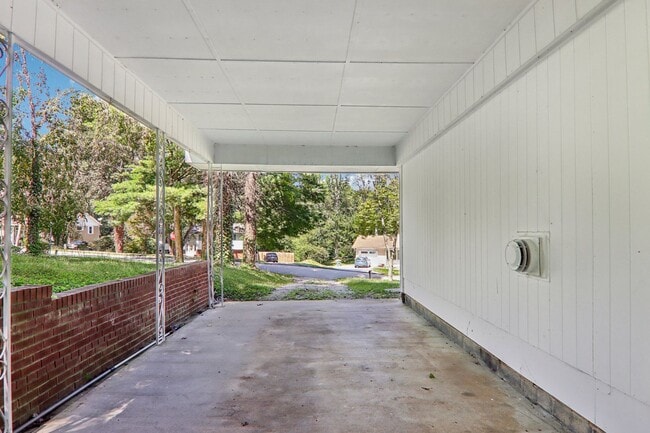 Building Photo - Move In Ready