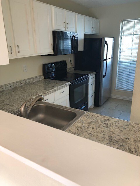 Building Photo - 3 bedroom condo by UNT