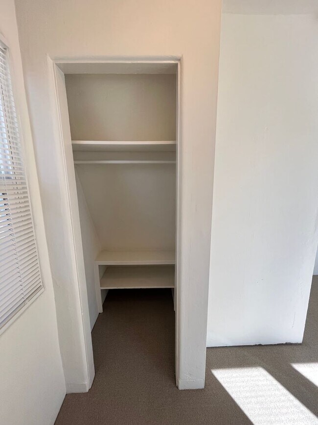 Building Photo - AVAILABLE JUNE! LIGHT AND BRIGHT STUDIO ON MISSION BLVD W/ PARKING! MISSION BEACH - $1,895/mo!