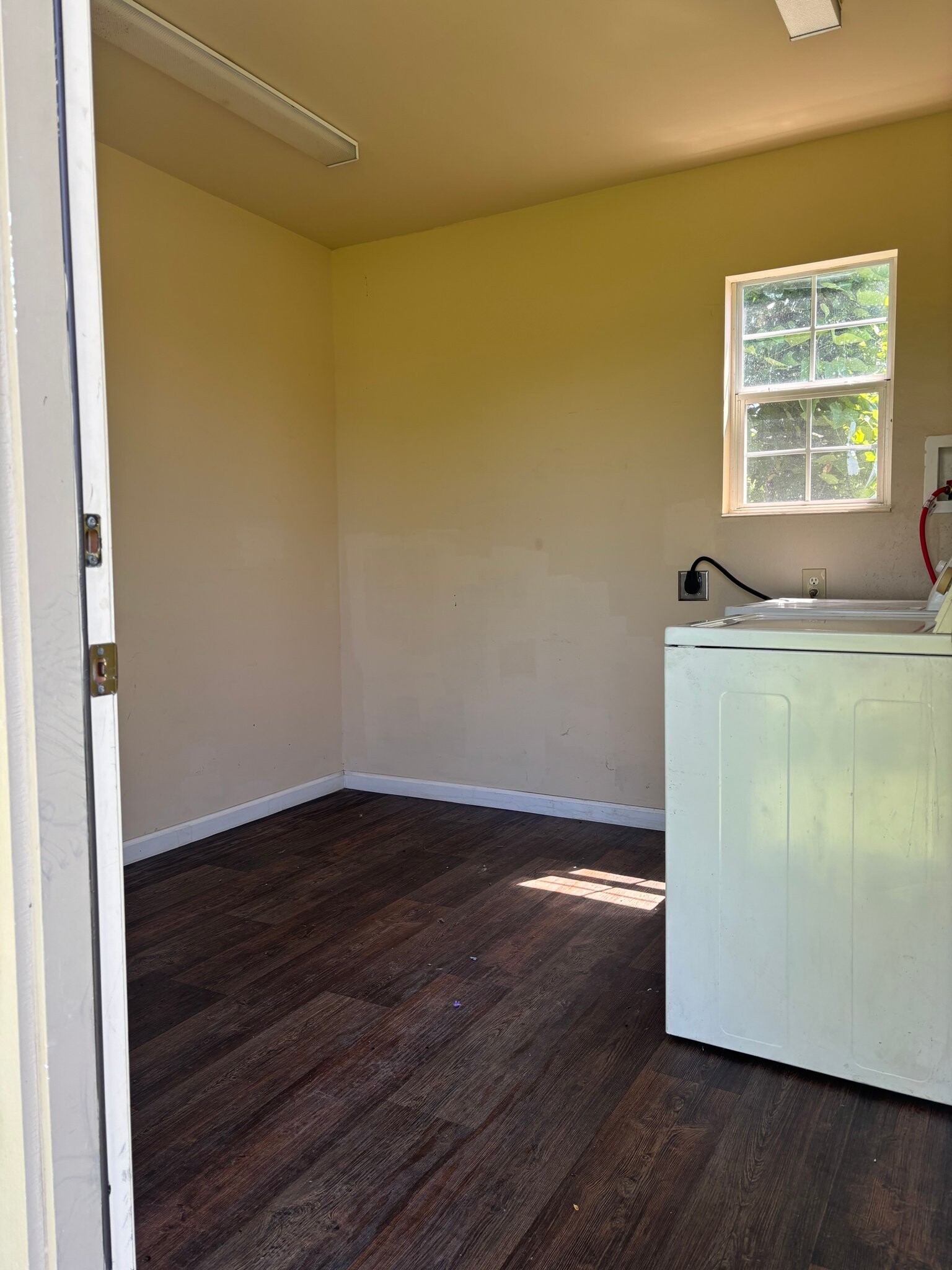 Building Photo - 608 W Cedar St
