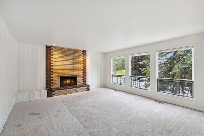 Building Photo - 3 Bed, 2.5 Bath House in the Rattlesnake