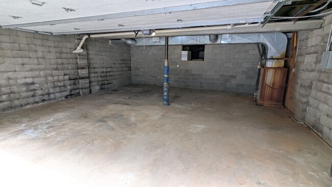 Building Photo - Newly renovated gem located at Earl Lake i...