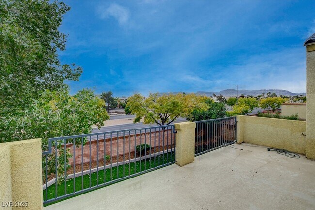 Building Photo - 8125 Chestnut Hollow Ave