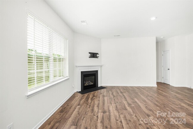 Building Photo - 3933 Meadow Green Dr