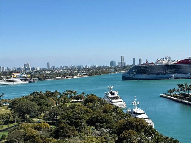 Building Photo - 900 Biscayne Blvd